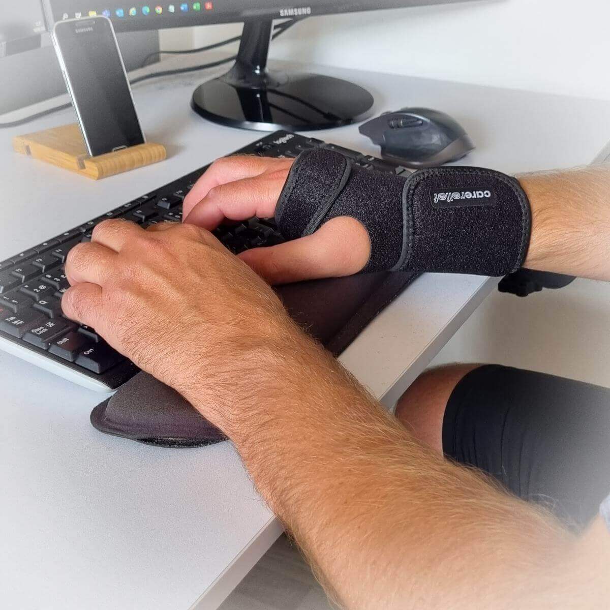 Handledsstøtte med skinne fjerner smerter og forebygger skader i dit håndled fra slidgigt, overbelastning og musearm. Køb komfortabel håndledsskinne hos Carerelief.dk