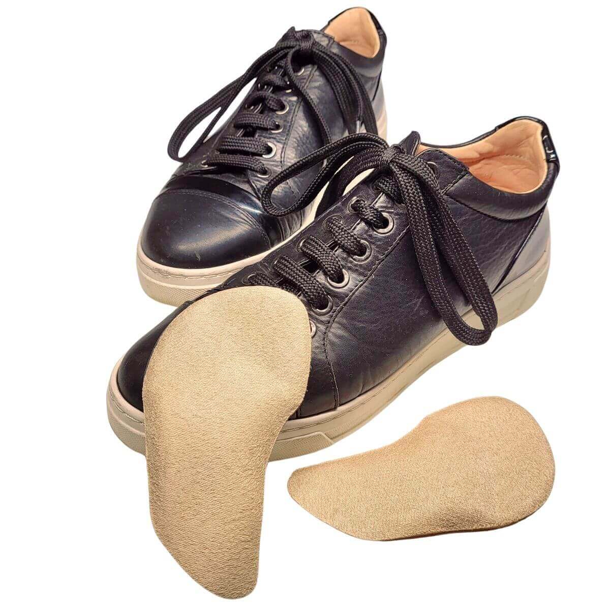 Behageligt svangstøtte og forfodspelotte af gel/stof støtter forfod og svang, der aflaster ved nedsunken forfod, platfod og hælspore. Køb 1 par svangstøtte indlæg nedsunken forfod, platfod og pronation billigt hos Carerelief.dk.