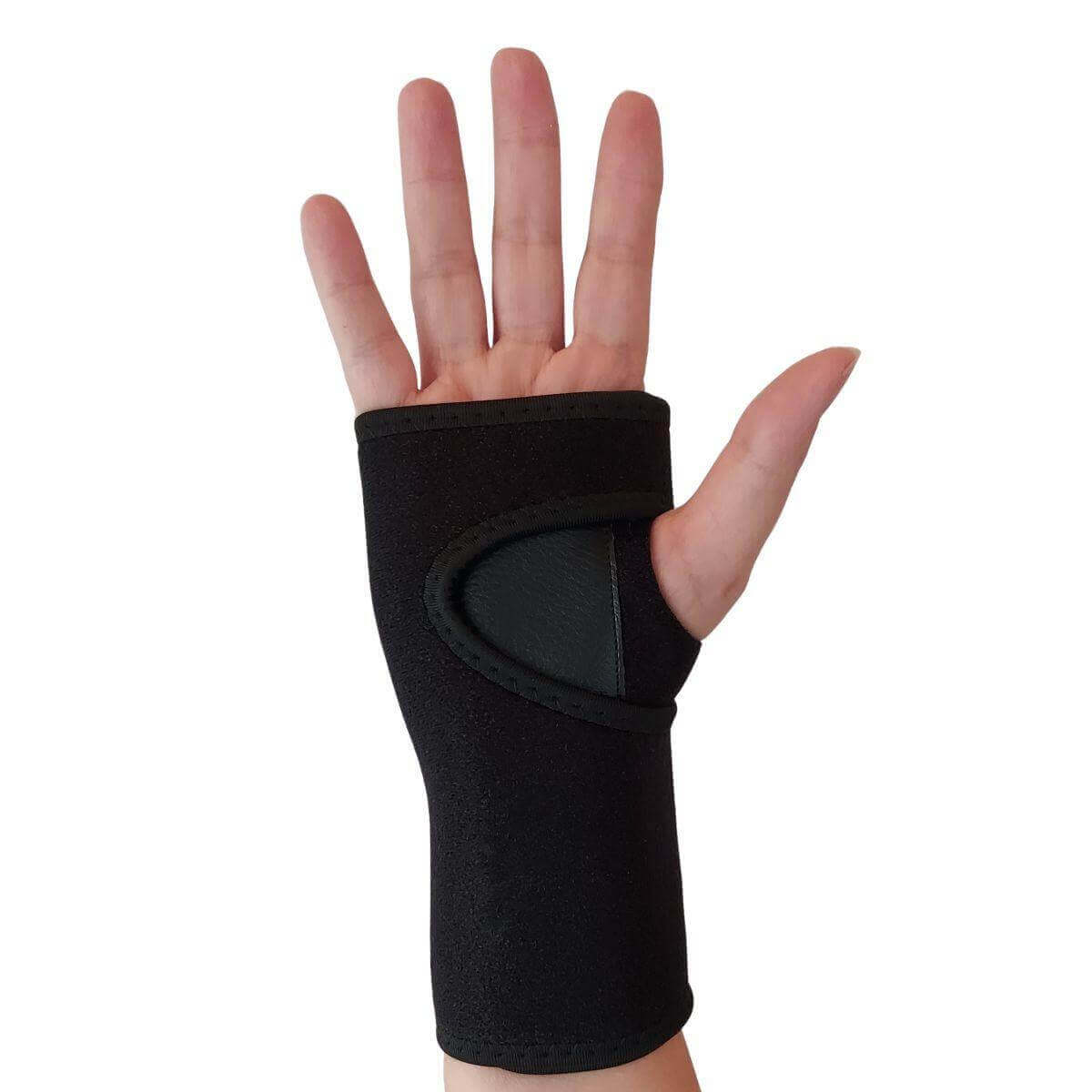 Håndledsstøtte med skinne der aflaster og lindrer ved smerter og hævelse fra gigt, seneskedebetændelse, karpaltunnelsyndrom. Køb ultralet håndledsbandage med skinne online hos Carerelief.dk.