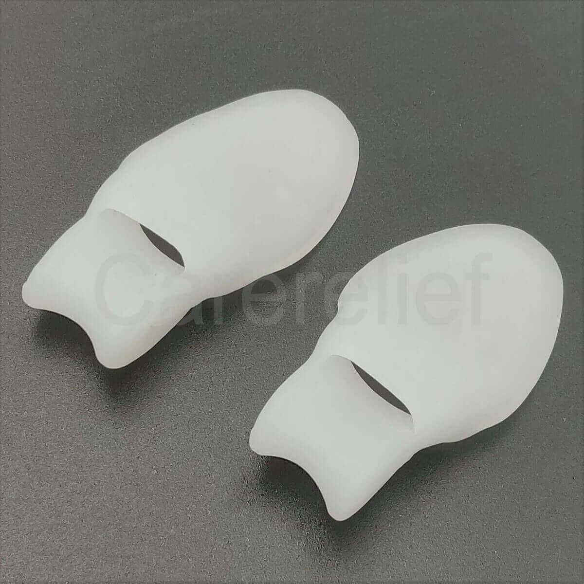 Køb 1 par knystbeskytter med tåskiller i onesize af blød silikone gel, der forhindrer gnidninger, tryk og pres på ømme knyster og storetå, der bøjer indad og krummer på Carerelief.dk.