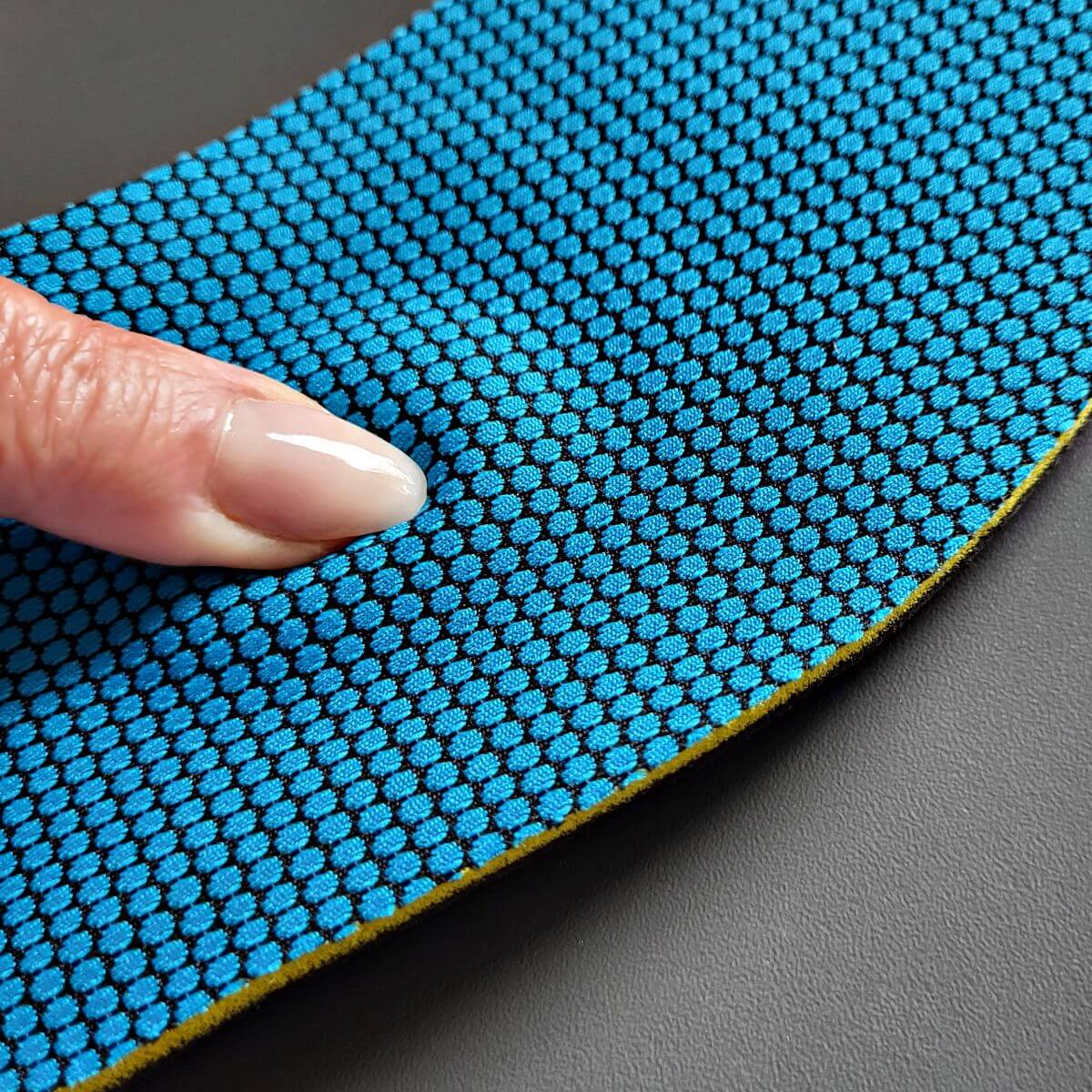 Indlægssåler med støtte til forfod, svang og hæl giver komfort og velære til foden i sko. Køb fodindlæg med fast svangstøtte, forfodsløft og hælstøtte på Carerelief.dk. 