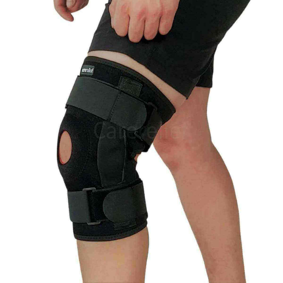 Knæstøtte med hængsler og skinner  KN10 Flex fra Carerelief giver sidestabilitet og støtte til knæet. Køb premium knæbind til menisk, korsbånd, slidgigt, overbelastning, løb, sport, ski, træning på Carerelief.dk
