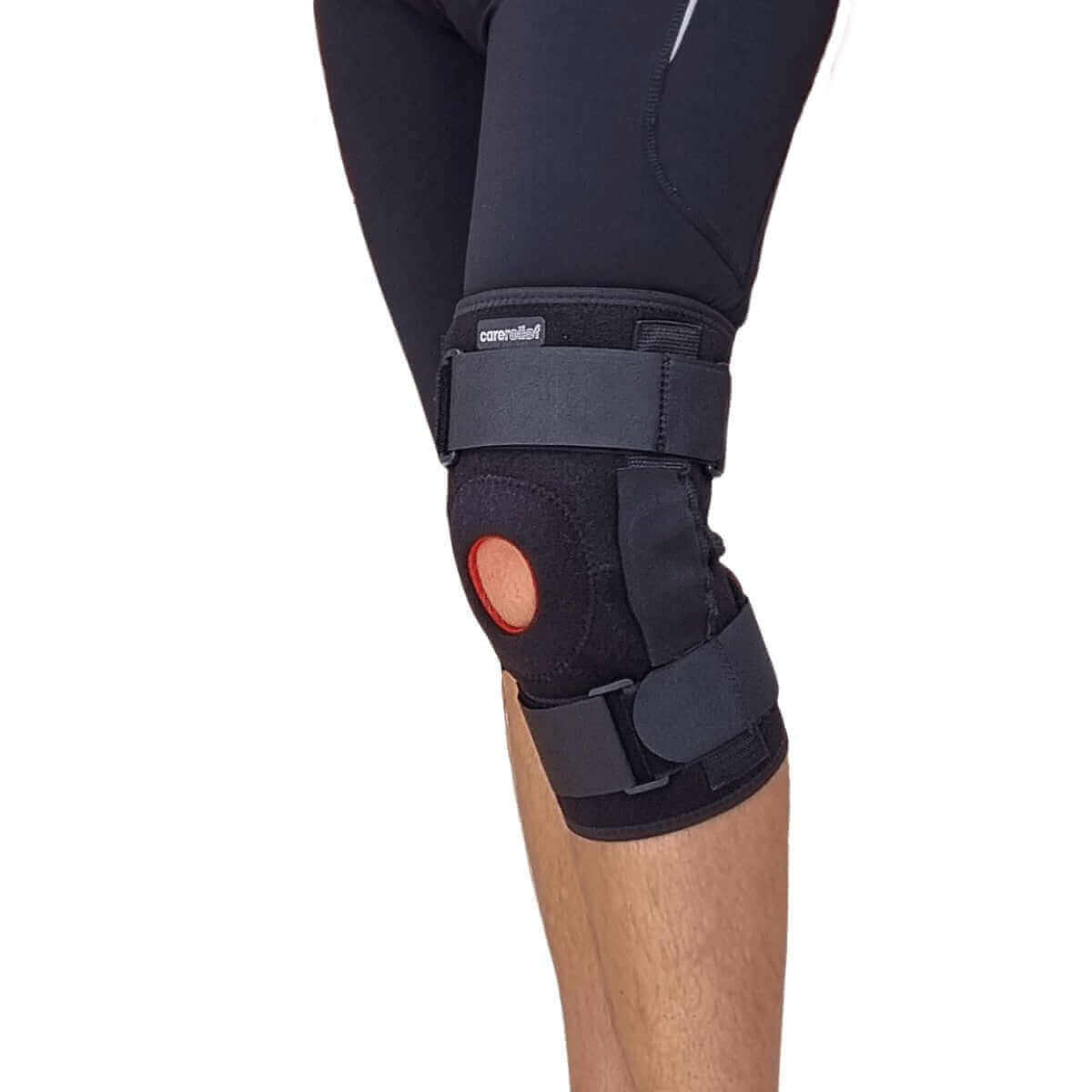Knæstøtte med hængsler KN10 Flex yder støtte til knæet ved smerter og knæskader. Justerbar knæbandage med skinner til meniskskade, korsbåndsskade og slidgigt. Køb knæstøtte KN10 til sport og ski hos Carerelief.dk.