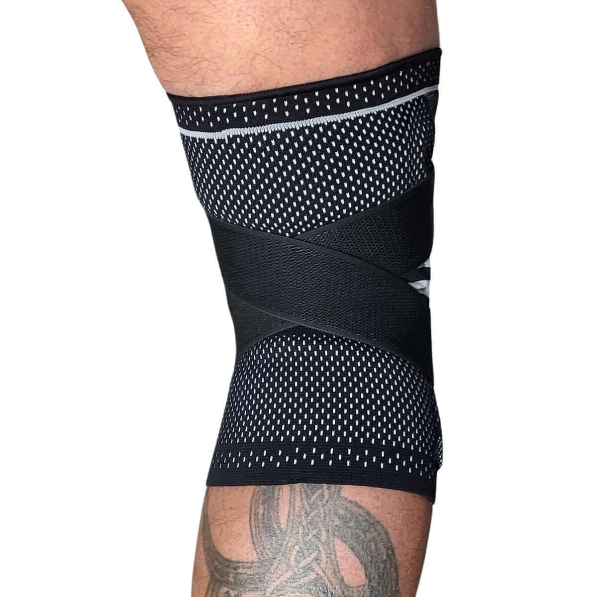 Elastisk knæstøtte med skinner, silikone kant og og anatomisk formet knæskalspude af silikone. Kompression og støtte til knæ og knæskal. KN15 PRO fra Carerelief 