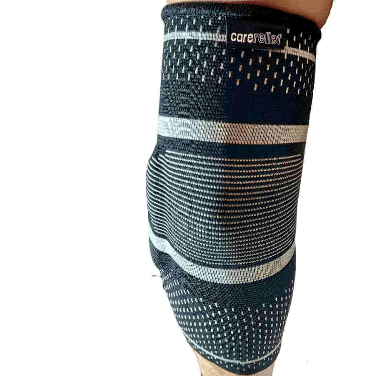 Nærbillede af albuebandage set bagfra med gel-pelotte indsats, der giver målrettet aflastning til tennisalbue. AB31 Epi albuestøtte til venstre albue og arm.