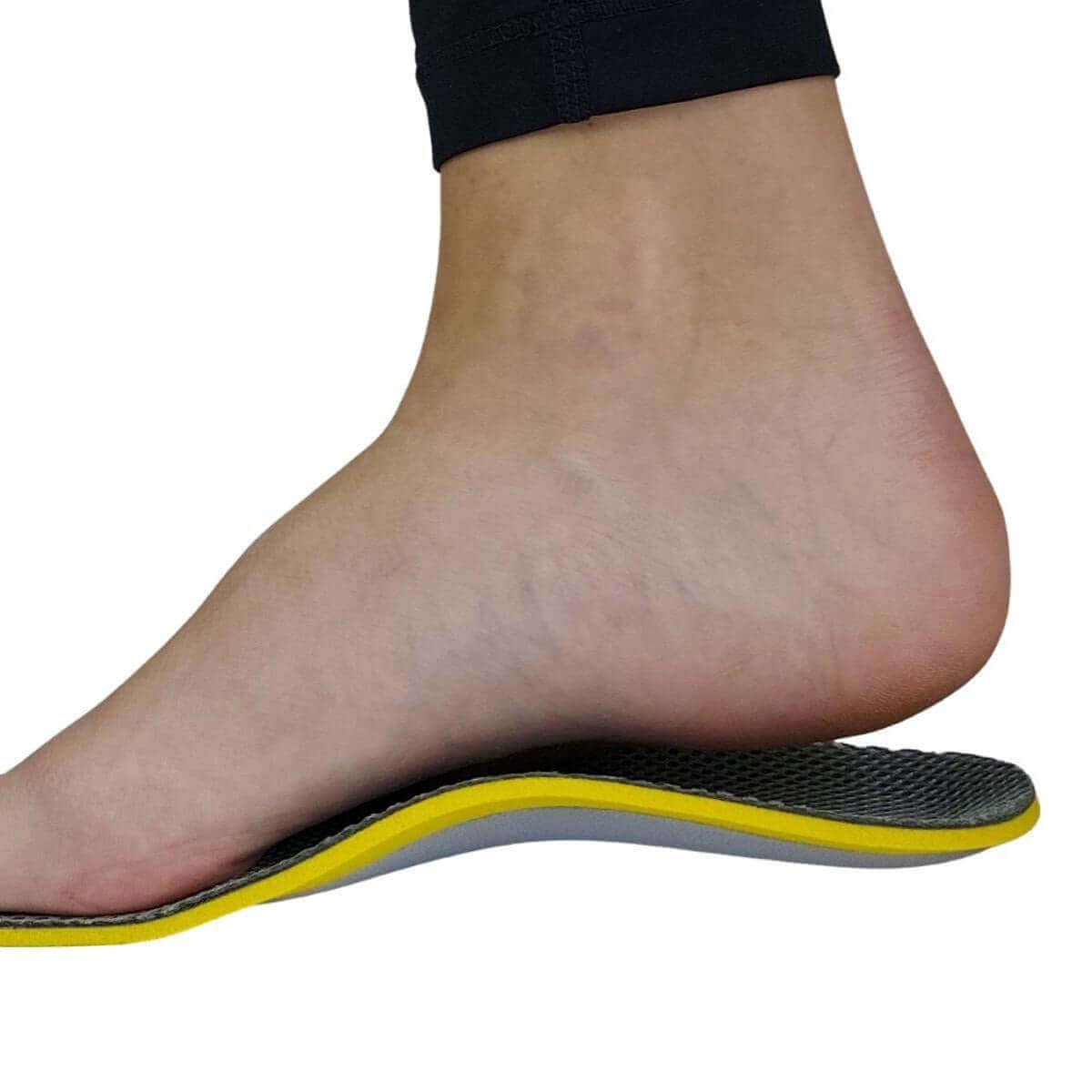 Indlægssåler med svangstøtte og stødpude i hælen. Platfod og pronation såler i stødabsorberende PU skum aflaster og støtter hele foden. FF37 GO.
