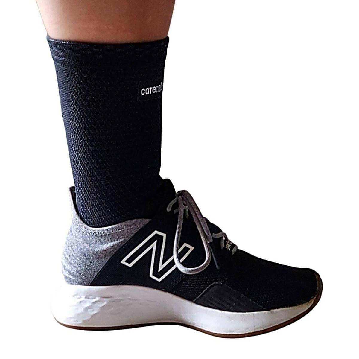 Soft ankelbind med kompression til børn og voksne, sort, 4 str. Ankel bandage AN20 er et åndbart støttebind uden generende syninger. Blød og komfortabel. Passer perfekt ned i skoen ved sport, løb og gang.