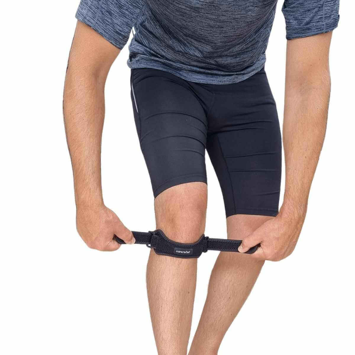 Køb knæstrop til Springerknæ, Schlatter og Løberknæ, one-size, sort. Anatomisk og justérbart knæbind KN40 designet til at aflaste knæet ved smerter efter overbelastning, skader og ved sport.